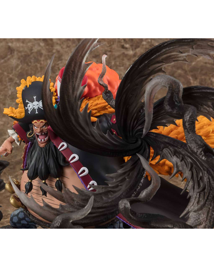 Detailreiche Sammelfigur von Marshall D. Teach, bekannt als Blackbeard, aus One Piece.